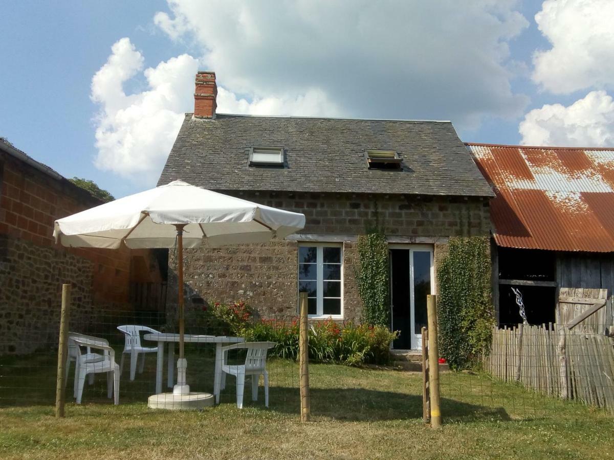Saint-Symphorien-des-Monts Le Domaineヴィラ エクステリア 写真